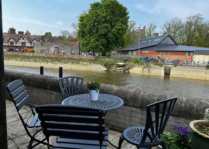 Quirky 1 Bedroom Barn On The River In Arundel