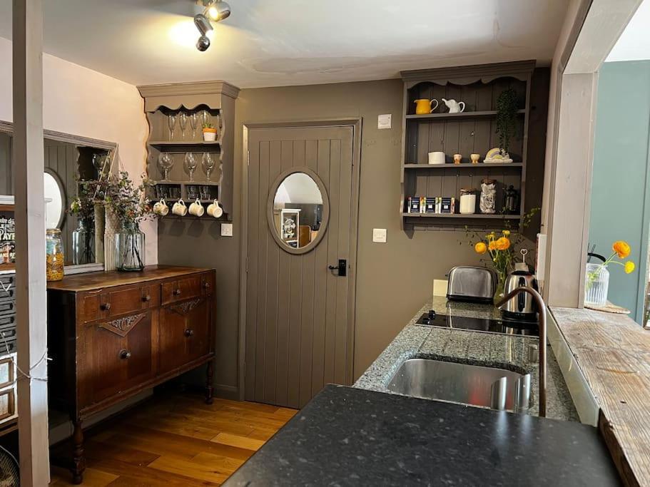 Quirky 1 Bedroom Barn On The River In Сasa de vacaciones Arundel