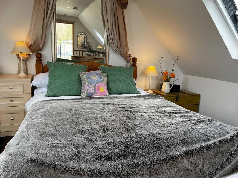 Quirky 1 Bedroom Barn On The River In Holiday home
