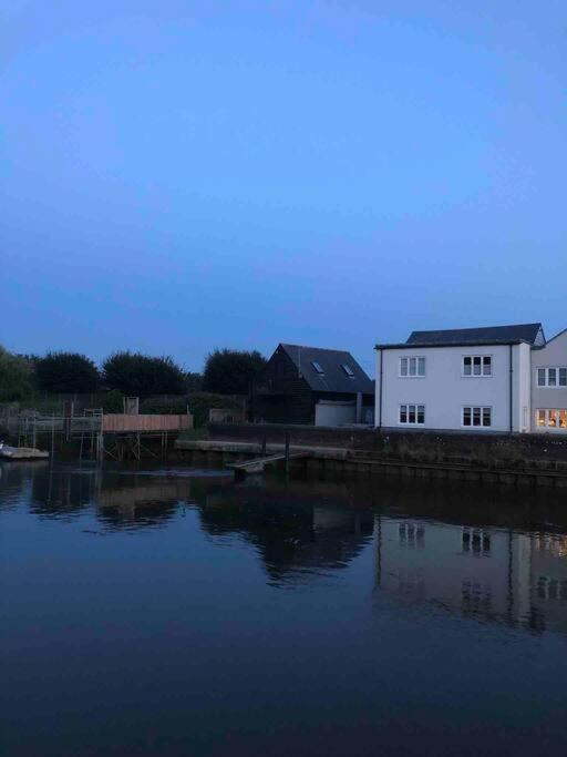 Quirky 1 Bedroom Barn On The River In Holiday home Arundel