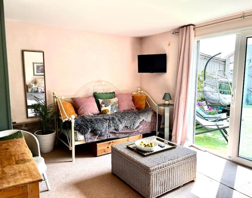 Quirky 1 Bedroom Barn On The River In Holiday home
