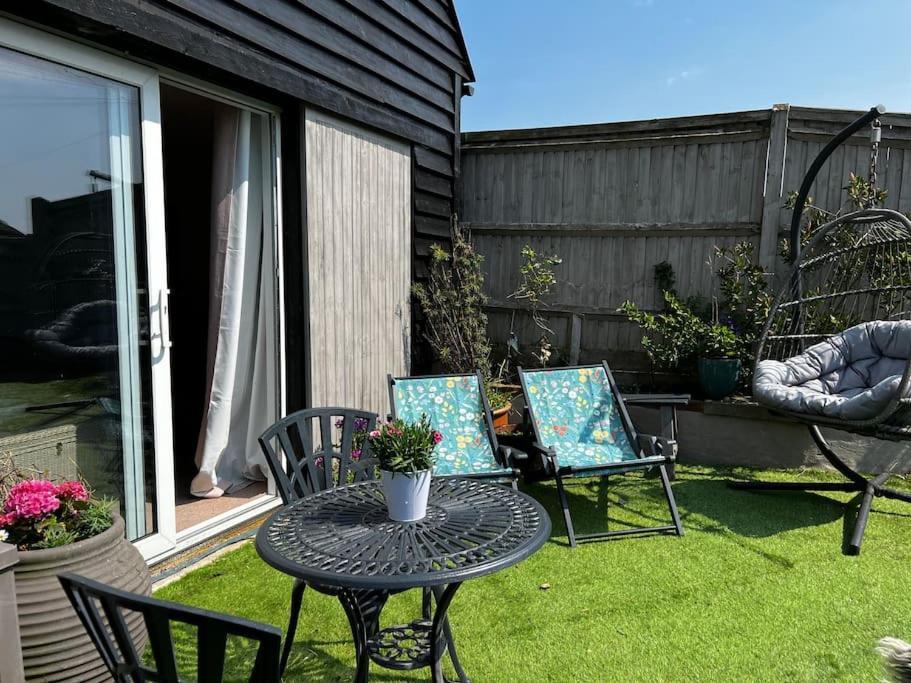 Holiday home Quirky 1 Bedroom Barn On The River In *